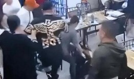 爆料唐山打人者事件视频,暴力冲突现场视频曝光，社会舆论聚焦